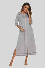 Robe de nuit fendue à col rond avec poches et fermeture éclair