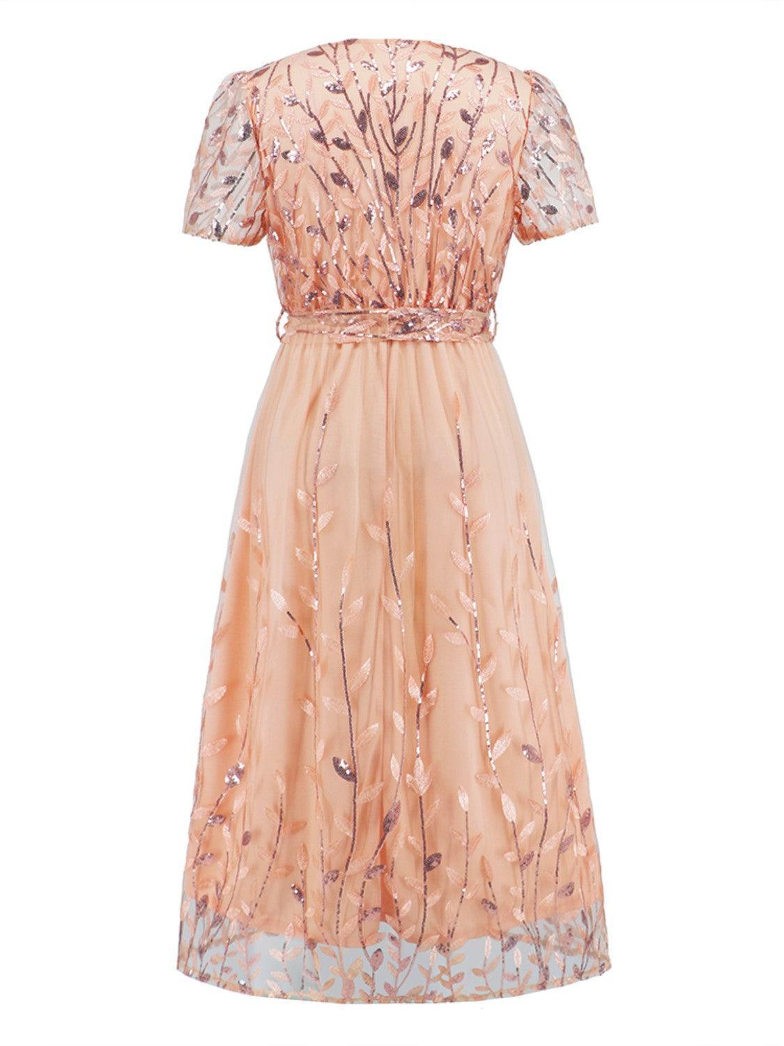 Robe à manches courtes avec broderie de feuilles à sequins et nœud sur le devant