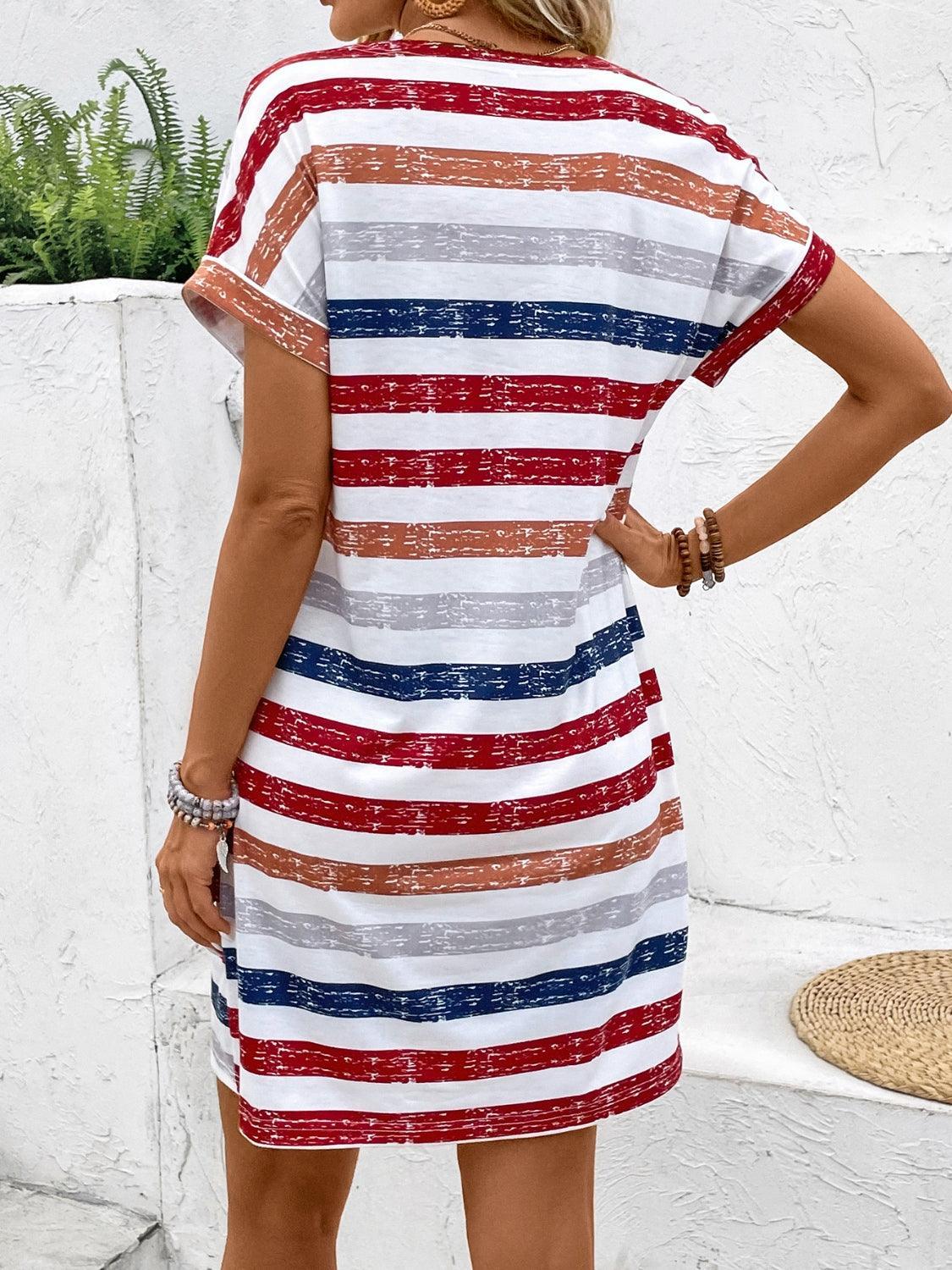Robe rayée à manches courtes et col en V
