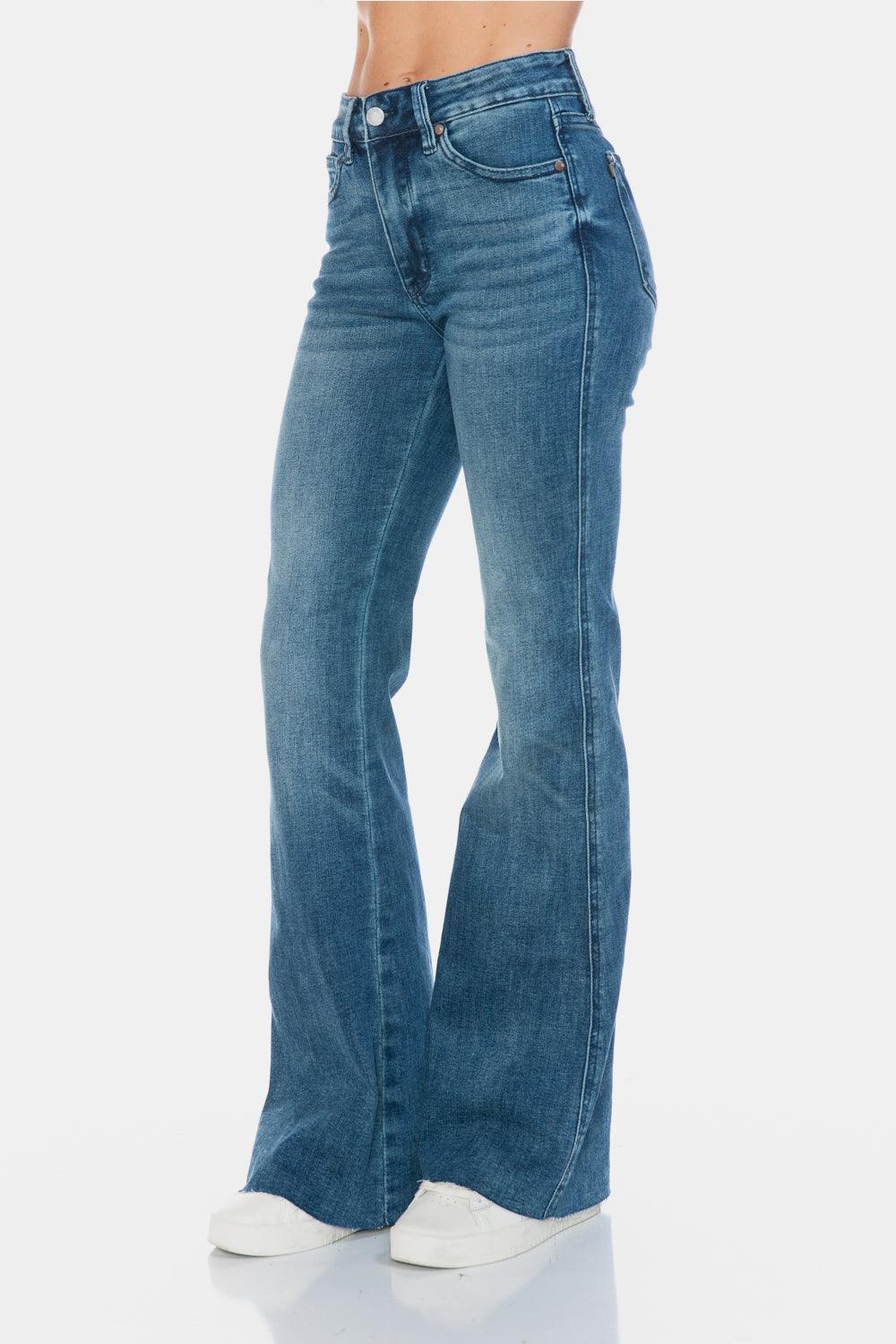 Jean évasé taille haute Judy Blue avec ourlet coupé et effet gainant