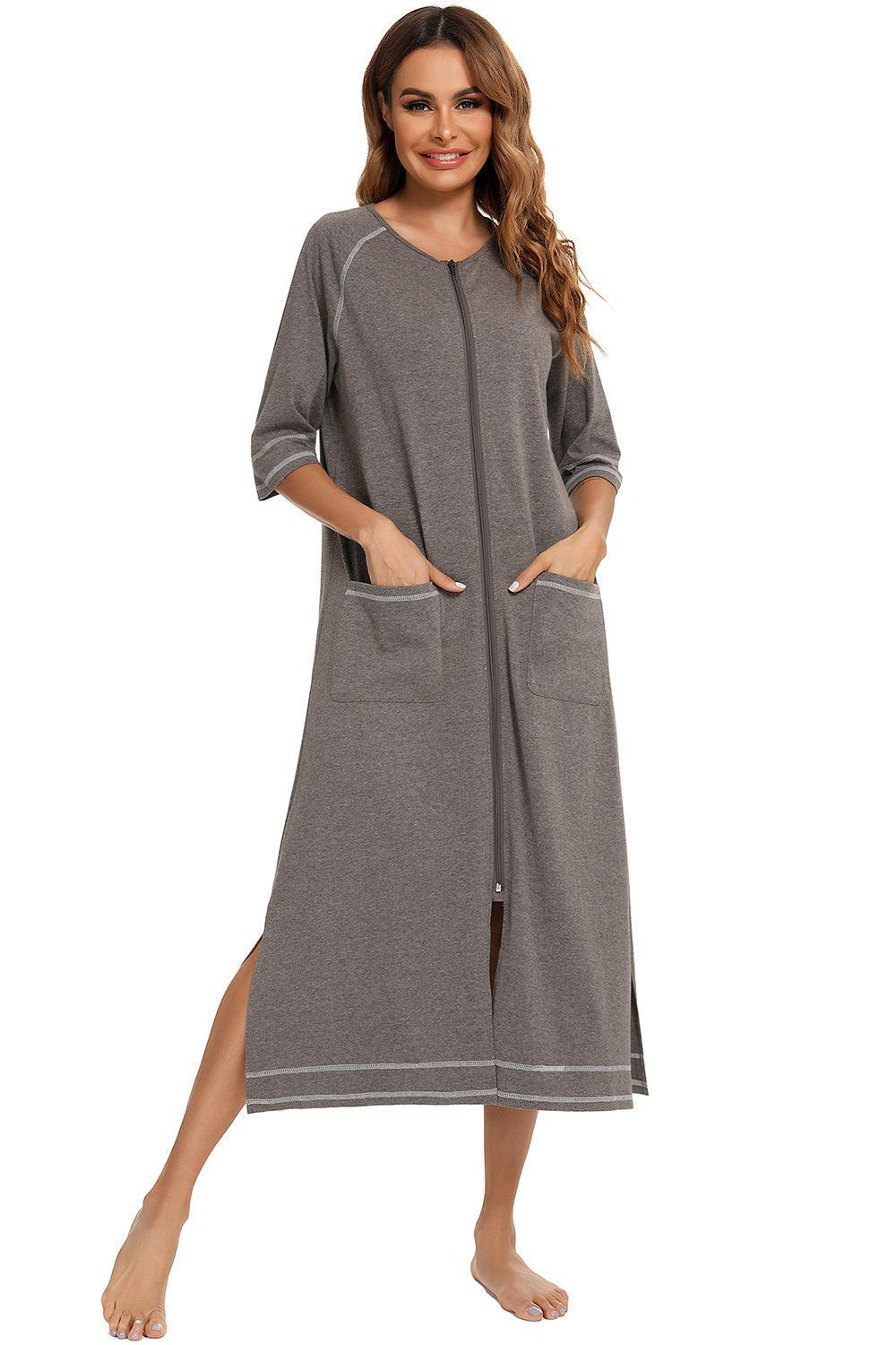 Robe de nuit fendue à col rond avec poches et fermeture éclair