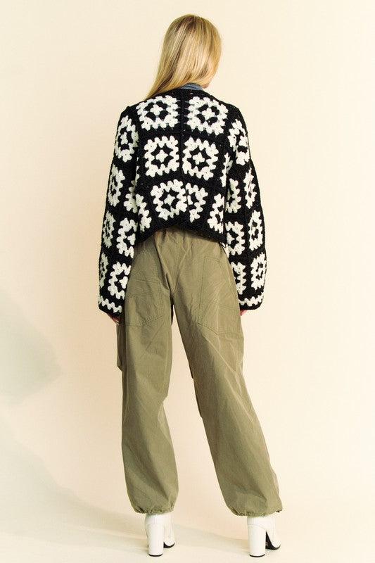 Cardigan ouvert devant carré en crochet à fleurs bicolores de taille standard de Davi &amp; Dani