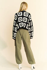 Cardigan ouvert devant carré en crochet à fleurs bicolores de taille standard de Davi &amp; Dani