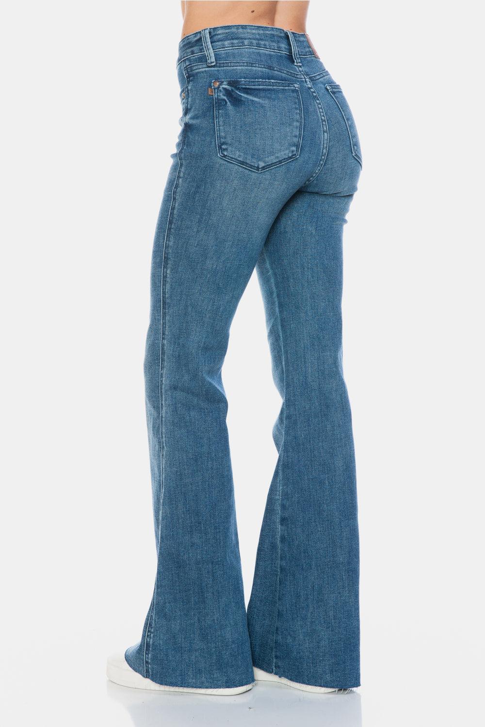 Jean évasé taille haute Judy Blue avec ourlet coupé et effet gainant