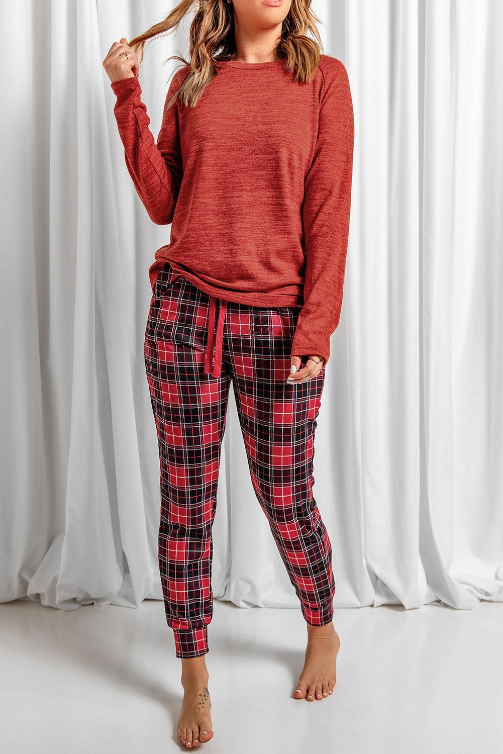 Ensemble de détente avec haut à col rond et pantalon à carreaux avec cordon de serrage