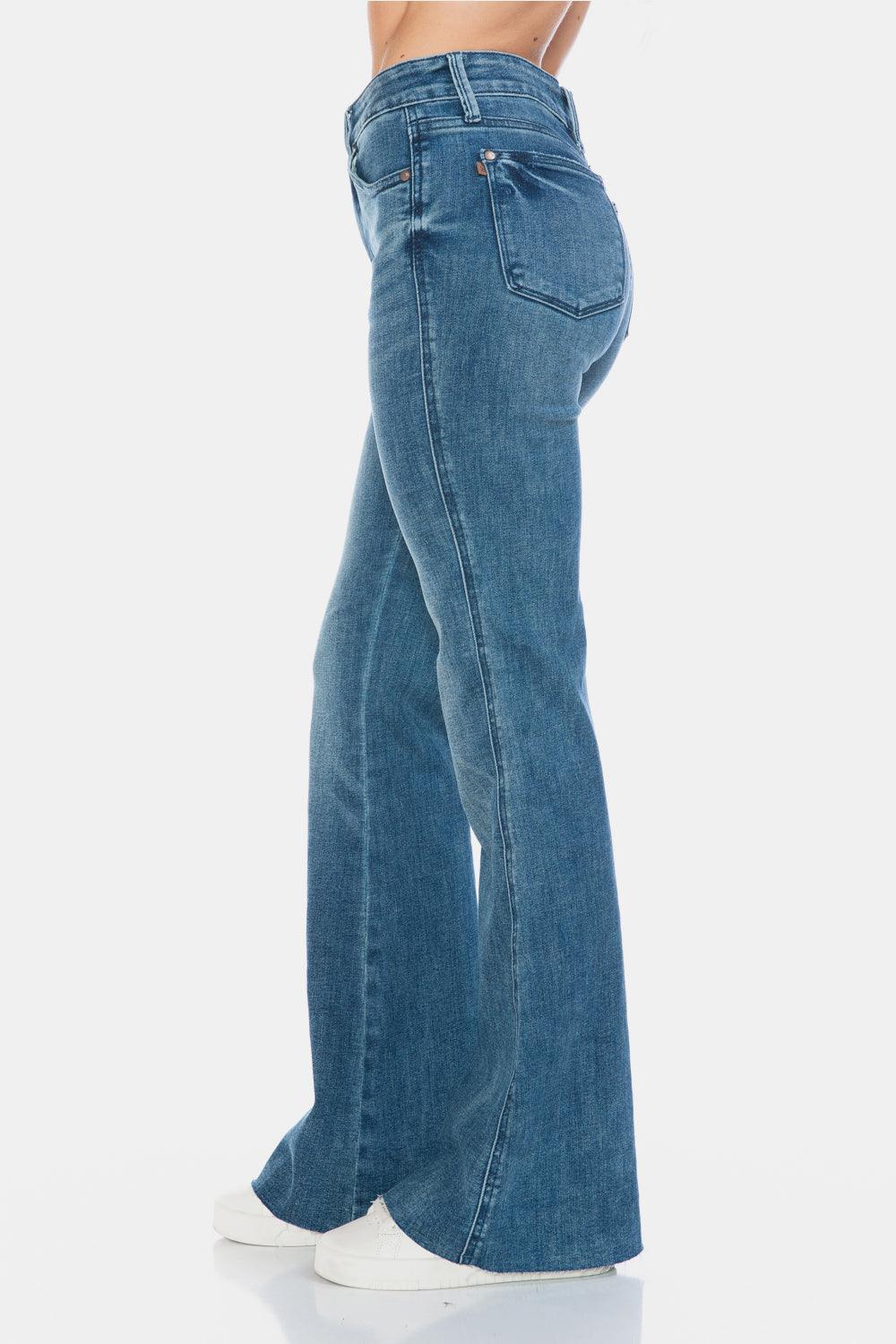 Jean évasé taille haute Judy Blue avec ourlet coupé et effet gainant