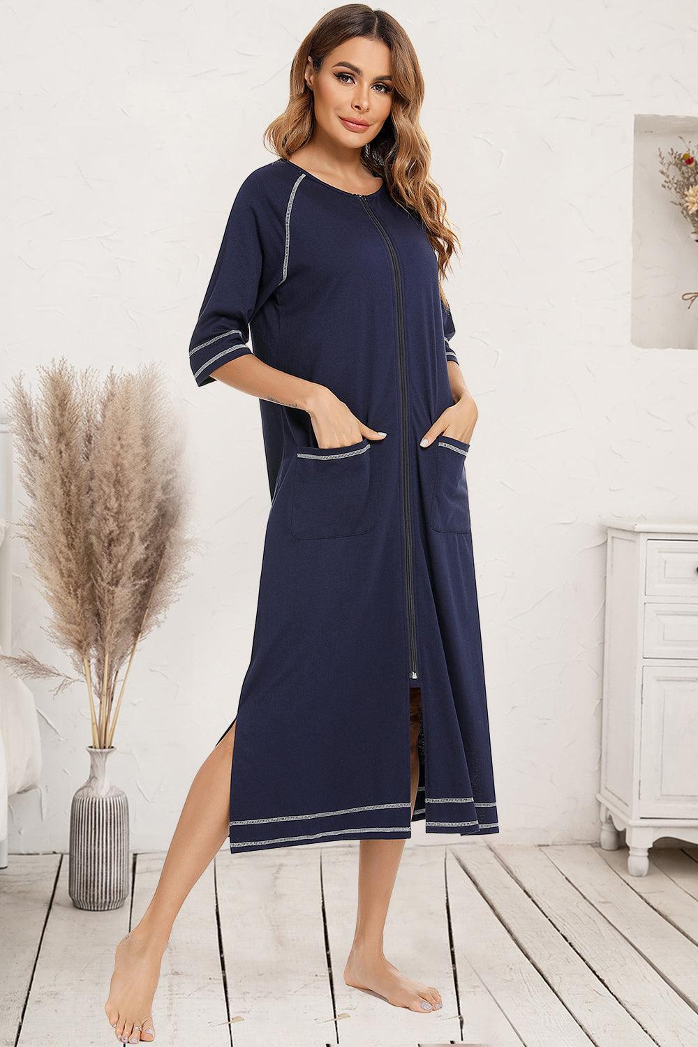 Robe de nuit fendue à col rond avec poches et fermeture éclair