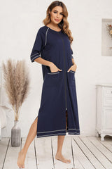 Robe de nuit fendue à col rond avec poches et fermeture éclair