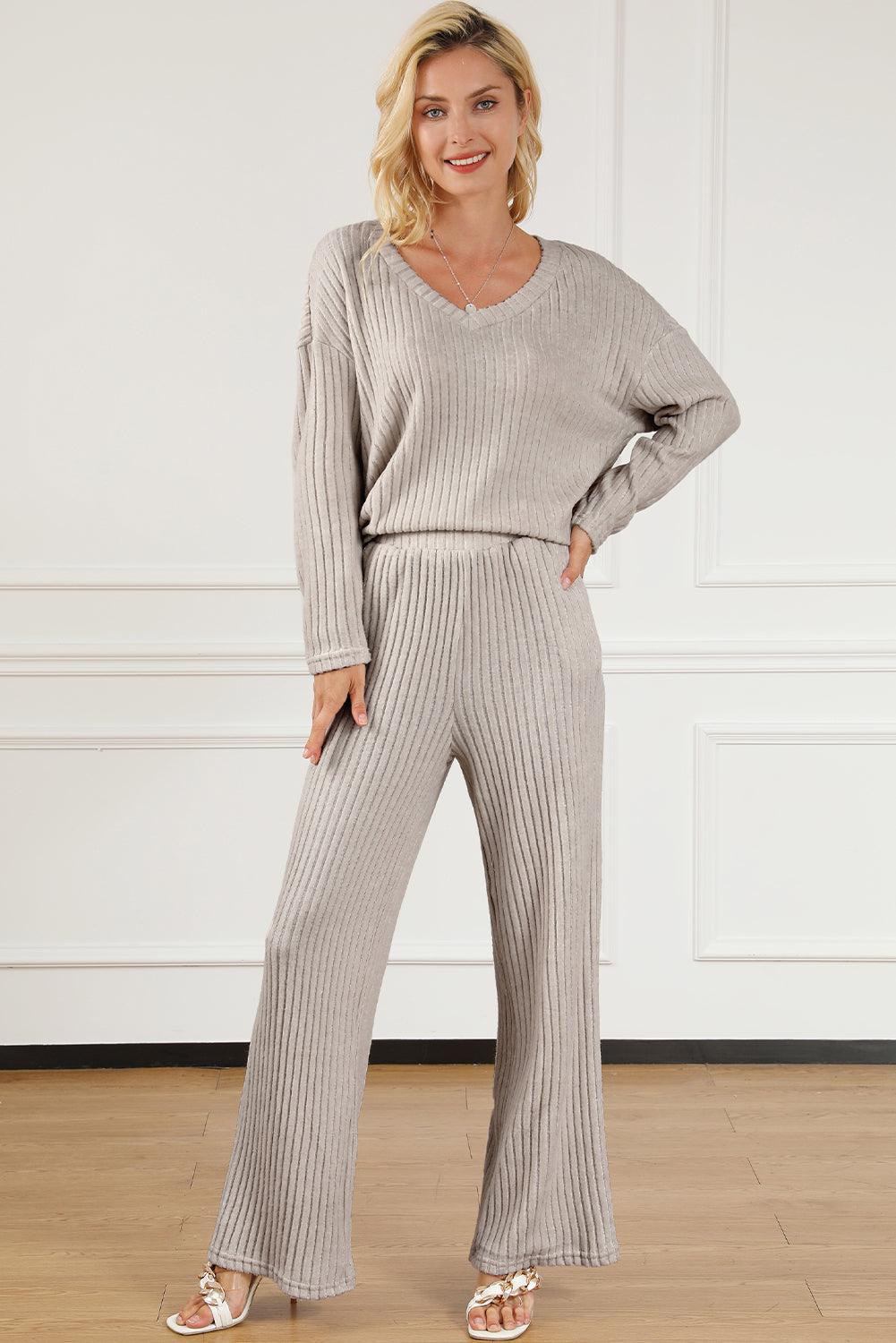 Ensemble de détente avec haut et pantalon à col en V côtelé