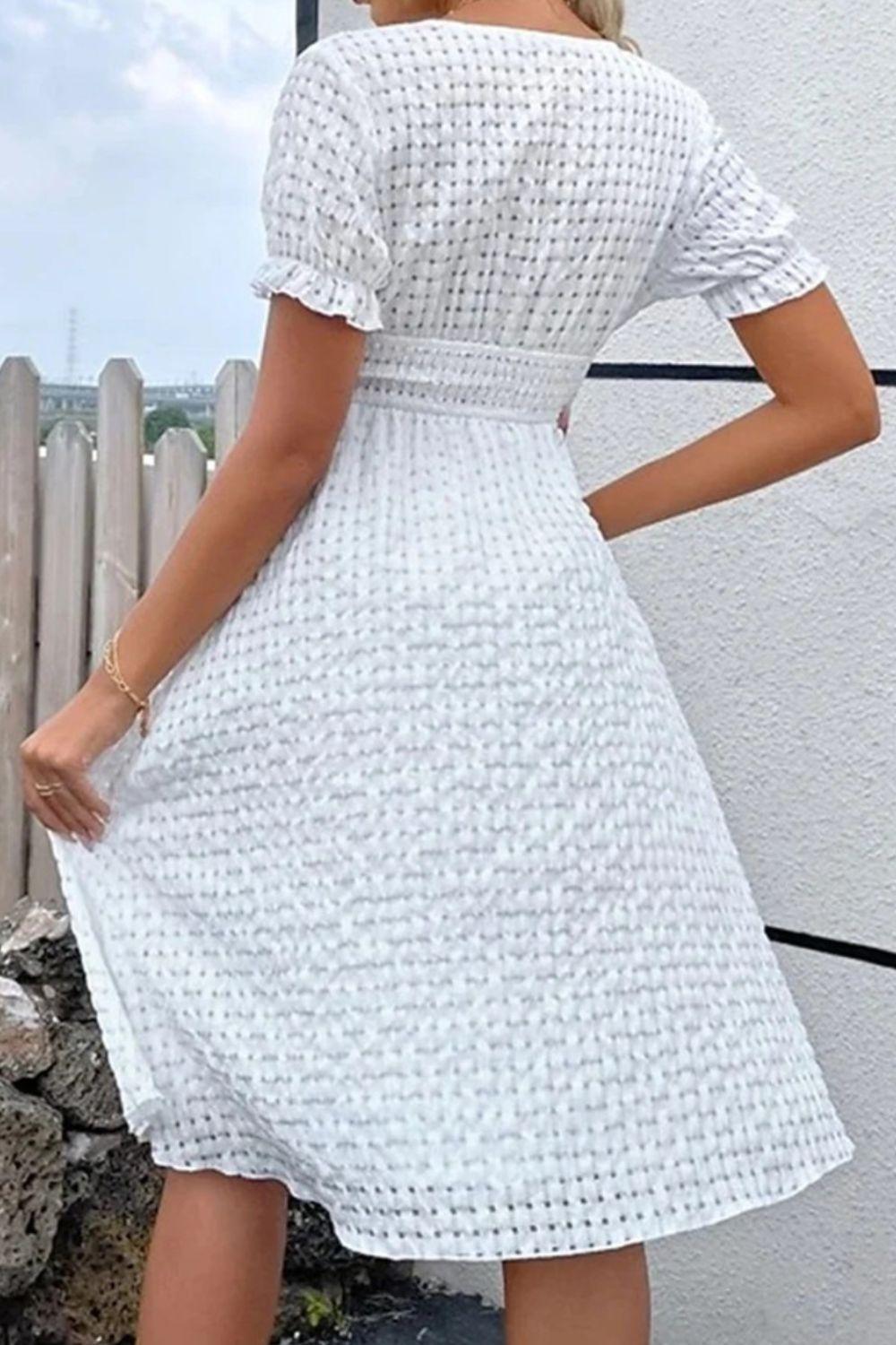 Robe à manches courtes avec surplis texturé