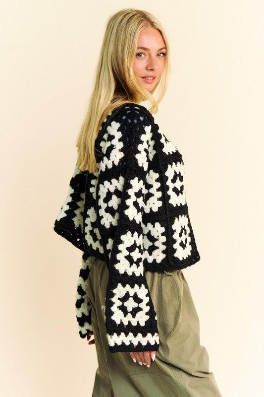 Cardigan ouvert devant carré en crochet à fleurs bicolores de taille standard de Davi &amp; Dani