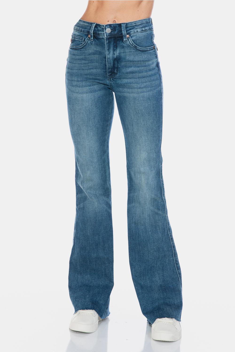 Jean évasé taille haute Judy Blue avec ourlet coupé et effet gainant
