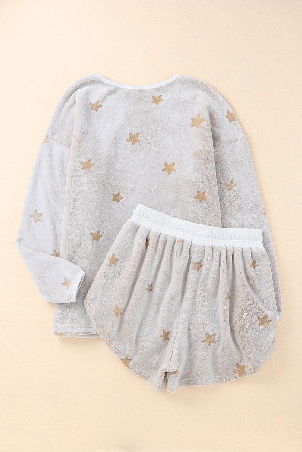 Ensemble de détente avec haut à col rond et épaules tombantes et short à imprimé étoiles