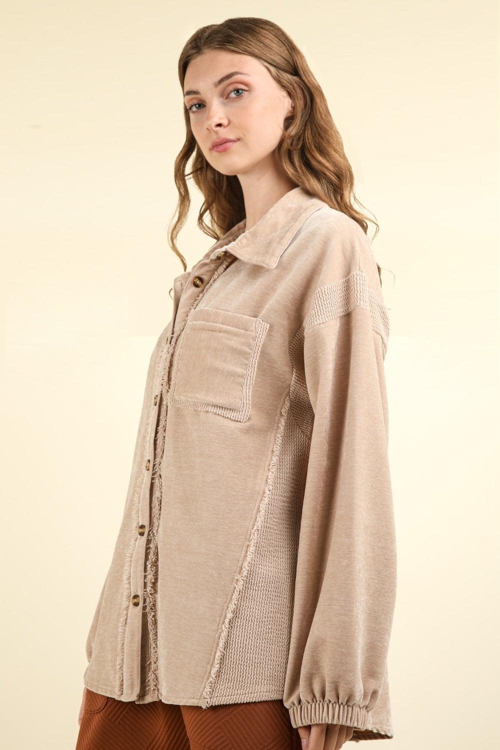 Veste-chemise boutonnée à ourlet brut en techniques mixtes VERY J