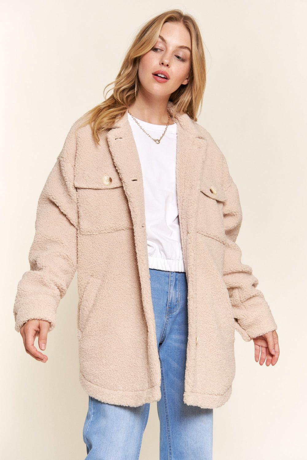 Et le pourquoi de la veste Teddy Sherpa boutonnée à ourlet incurvé