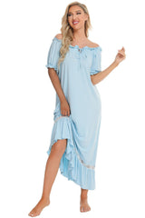 Robe de détente à manches courtes avec détails en dentelle