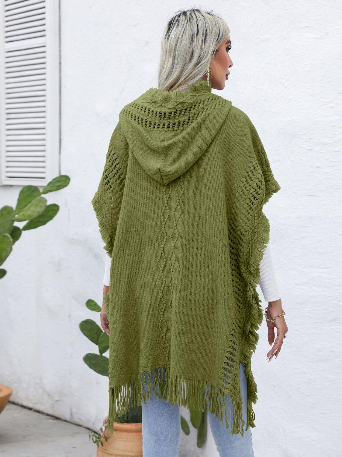 Poncho à capuche boutonné avec bordure à franges