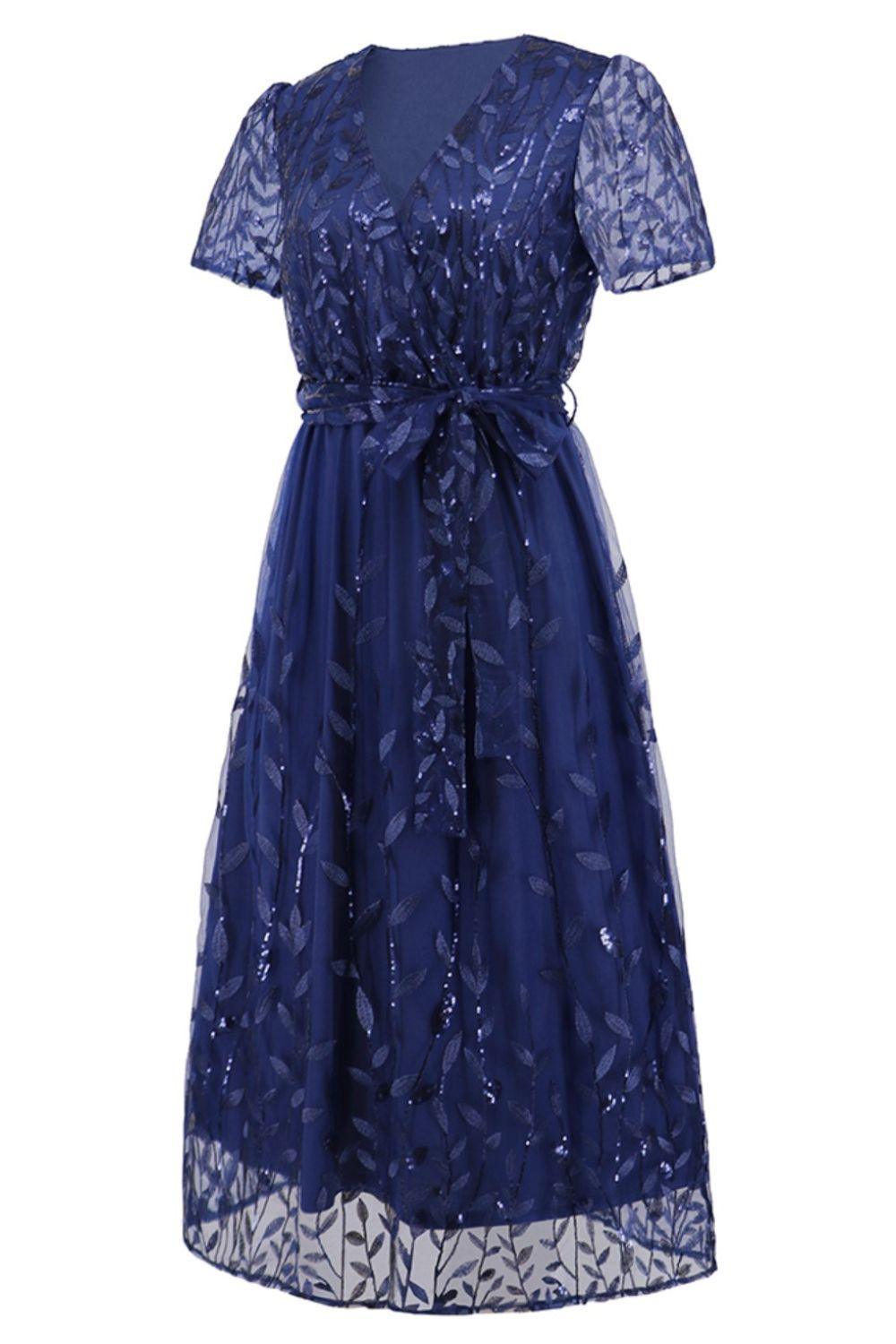 Robe à manches courtes avec broderie de feuilles à sequins et nœud sur le devant