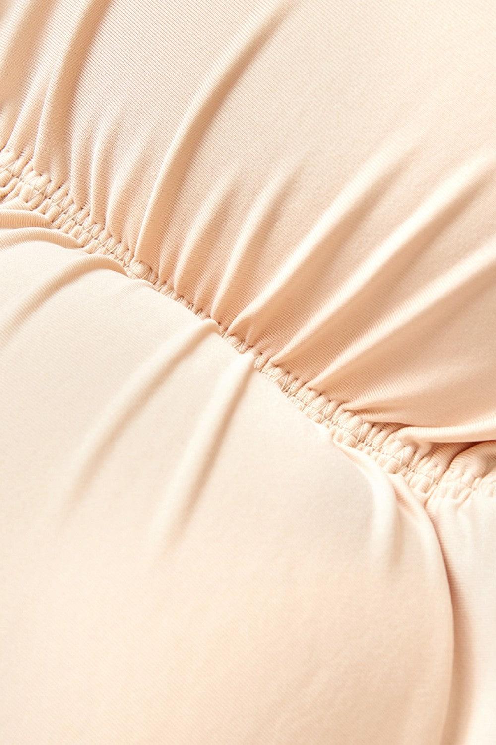 Short gainant avec bordure en dentelle pleine grandeur
