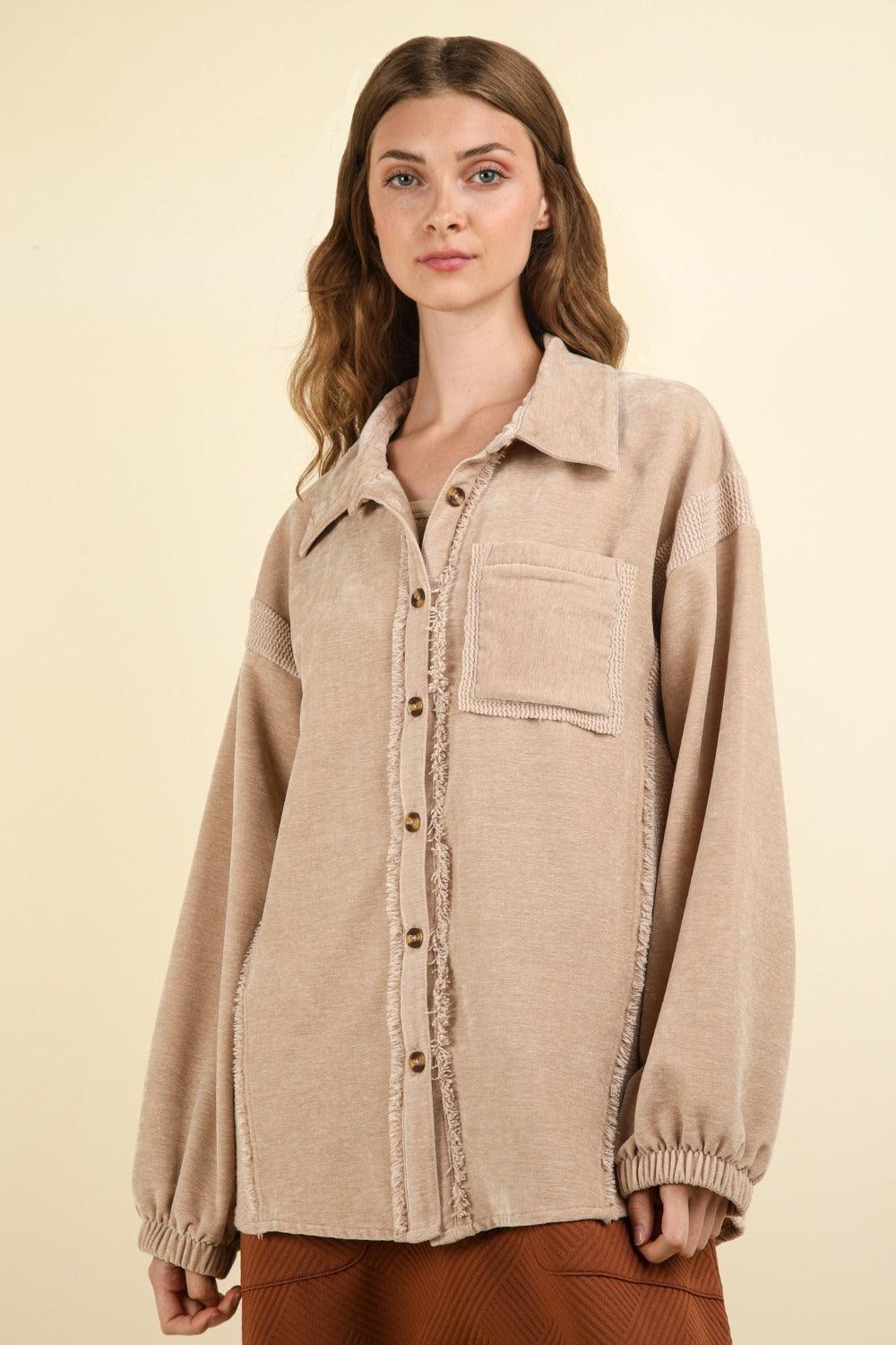 Veste-chemise boutonnée à ourlet brut en techniques mixtes VERY J