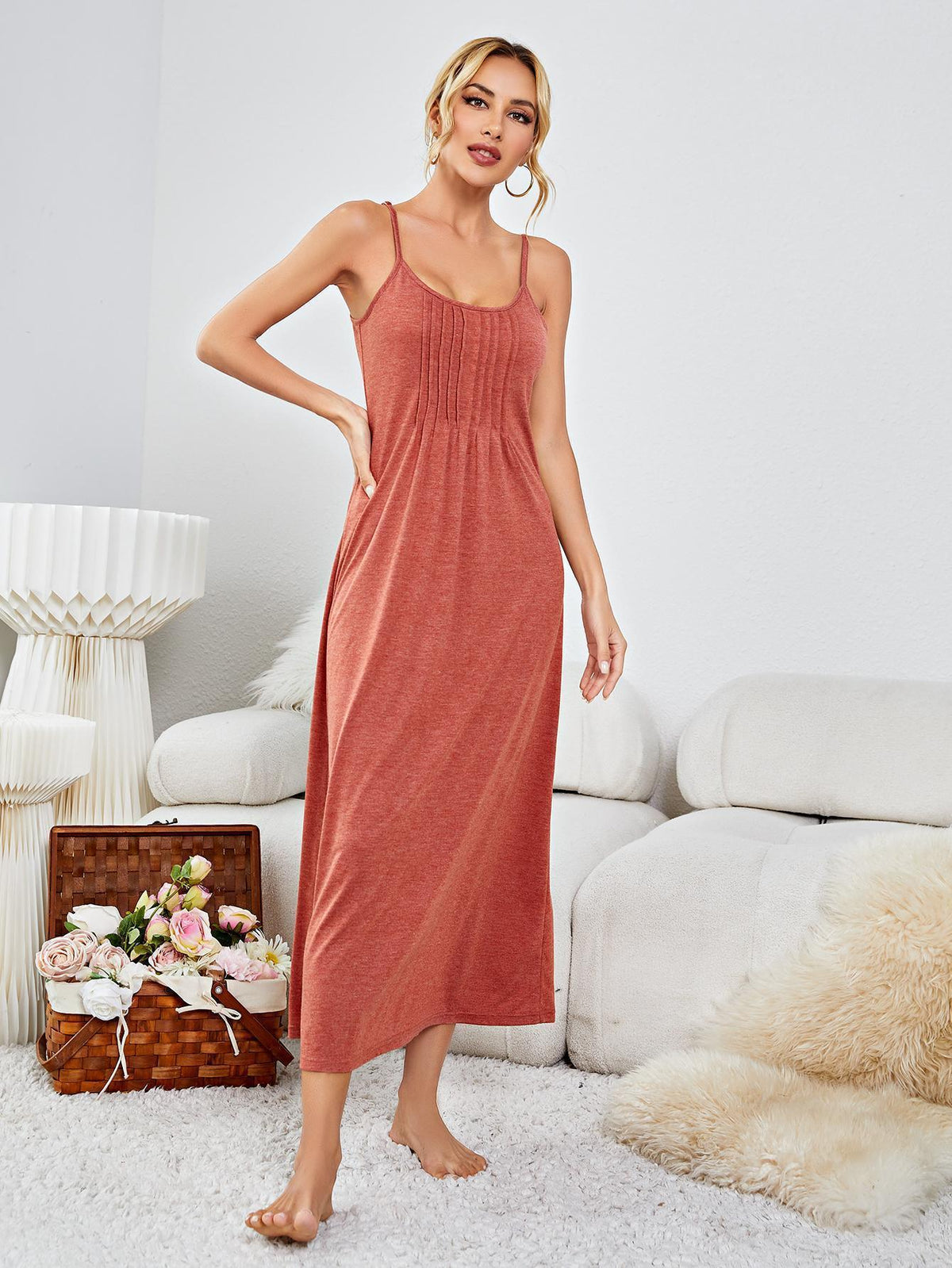 Robe de nuit à bretelles spaghetti et col rond