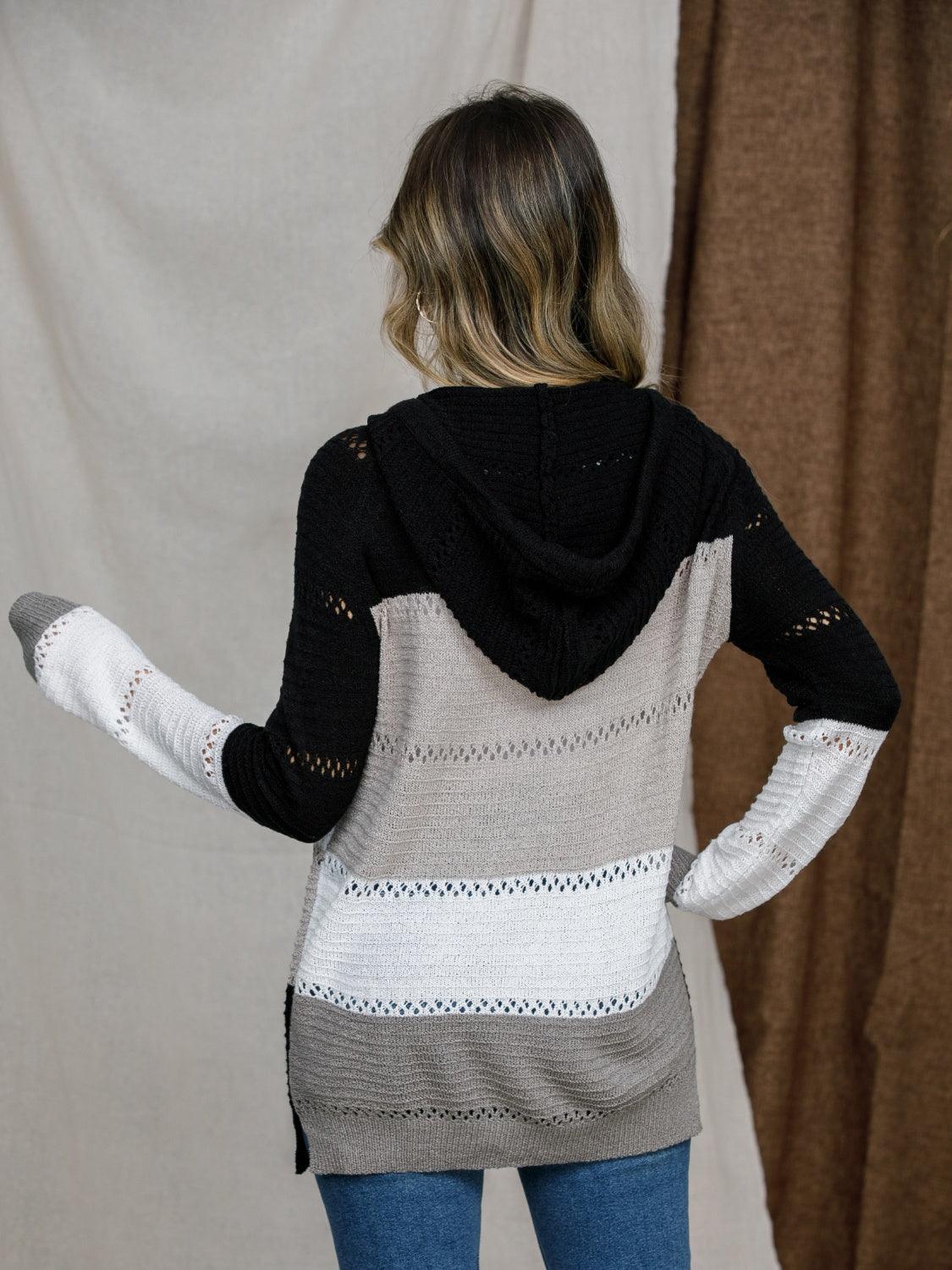 Pull à capuche à blocs de couleurs et œillets