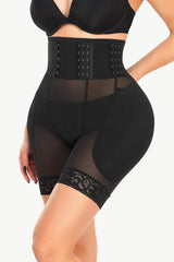 Short moulant respirant avec bordure en dentelle