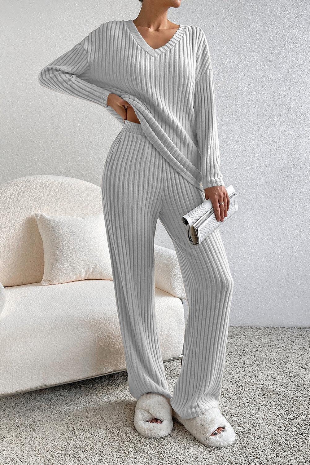 Ensemble de détente avec haut et pantalon à col en V côtelé