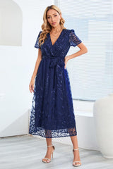 Robe à manches courtes avec broderie de feuilles à sequins et nœud sur le devant