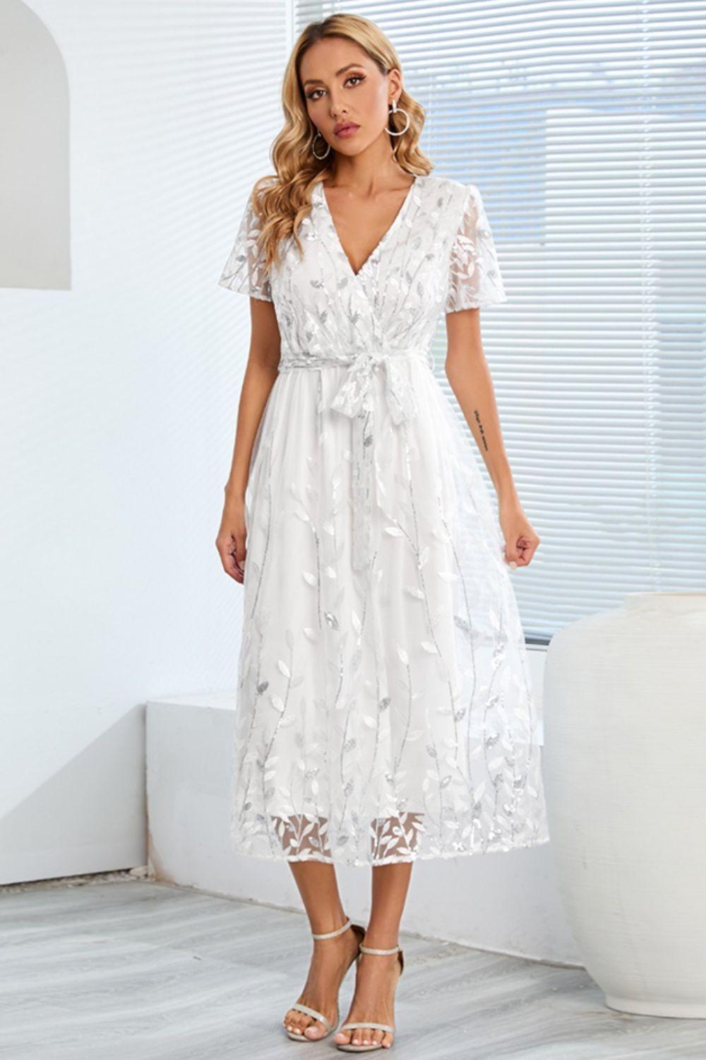 Robe à manches courtes avec broderie de feuilles à sequins et nœud sur le devant