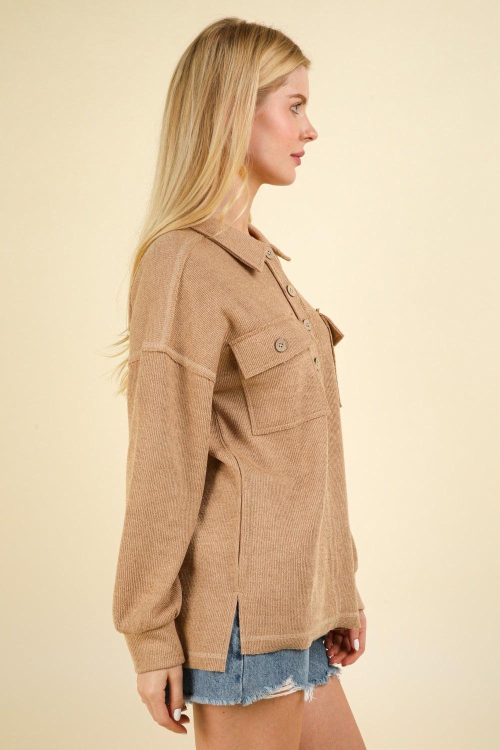 Haut en tricot à demi-boutons avec col en J et poches