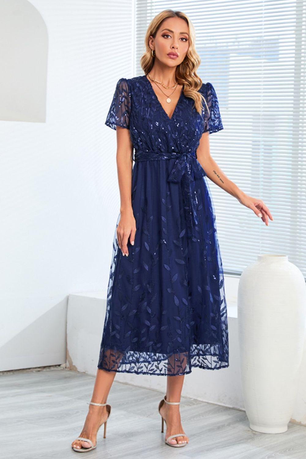 Robe à manches courtes avec broderie de feuilles à sequins et nœud sur le devant