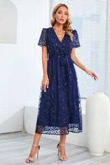 Robe à manches courtes avec broderie de feuilles à sequins et nœud sur le devant