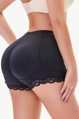 Short gainant avec bordure en dentelle pleine grandeur