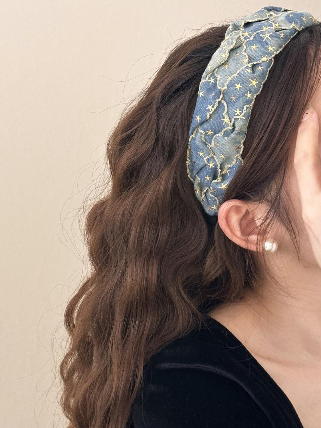 Bandeau large tressé en denim avec étoiles