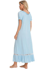 Robe de détente à manches courtes avec détails en dentelle