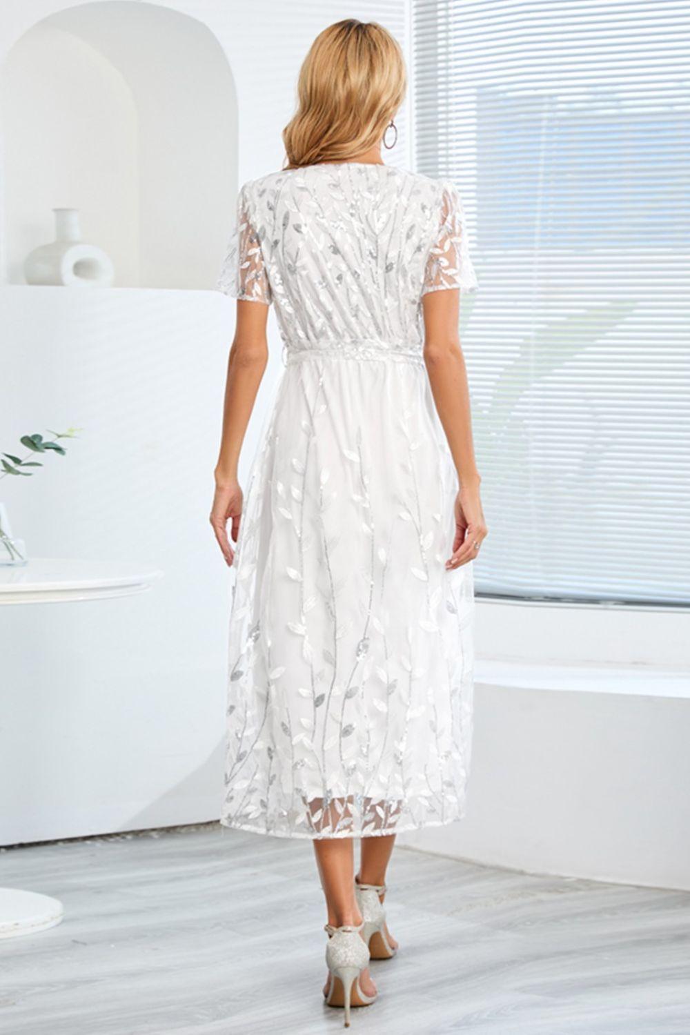 Robe à manches courtes avec broderie de feuilles à sequins et nœud sur le devant
