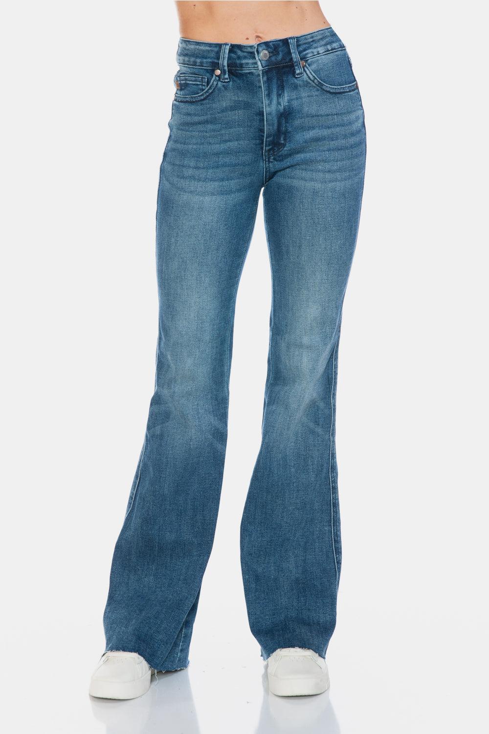Jean évasé taille haute Judy Blue avec ourlet coupé et effet gainant
