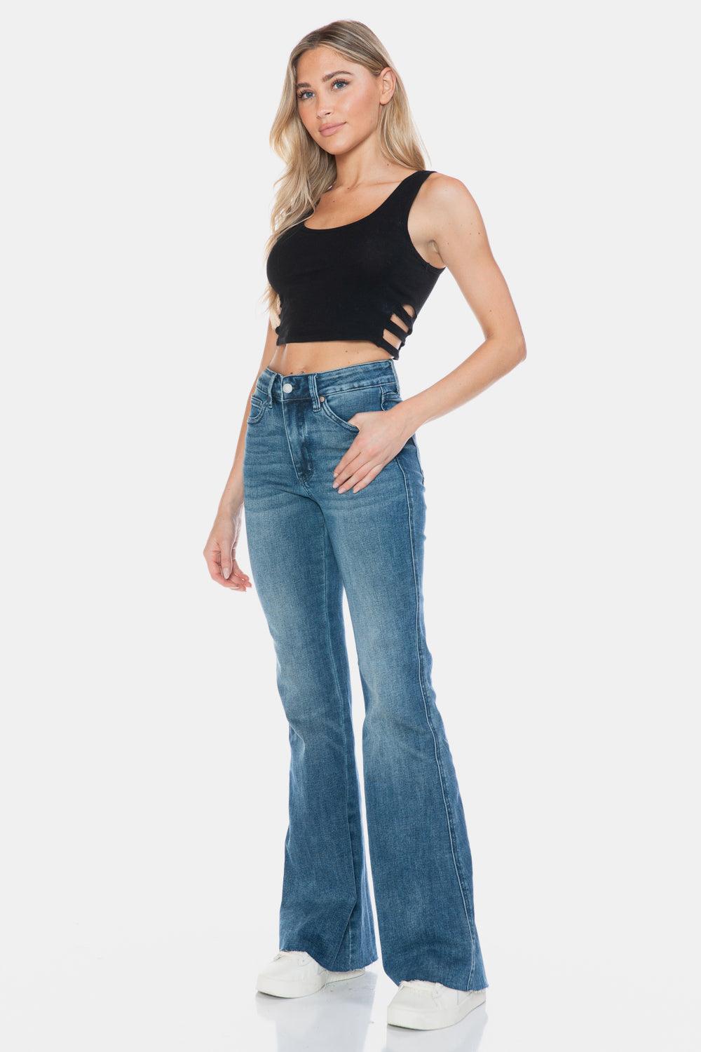 Jean évasé taille haute Judy Blue avec ourlet coupé et effet gainant