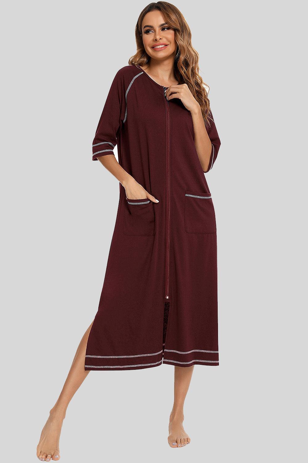 Robe de nuit fendue à col rond avec poches et fermeture éclair