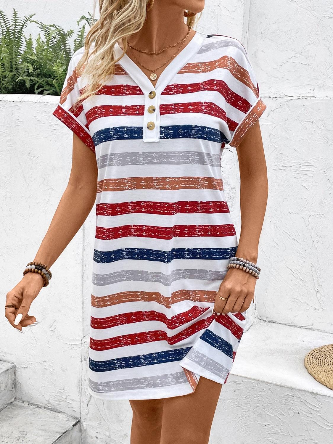 Robe rayée à manches courtes et col en V