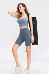 Short de sport à taille large avec poches