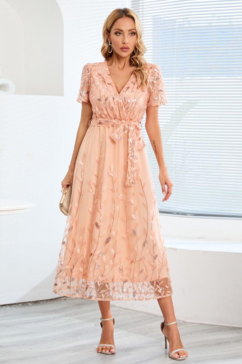 Robe à manches courtes avec broderie de feuilles à sequins et nœud sur le devant