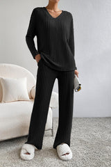 Ensemble de détente avec haut et pantalon à col en V côtelé