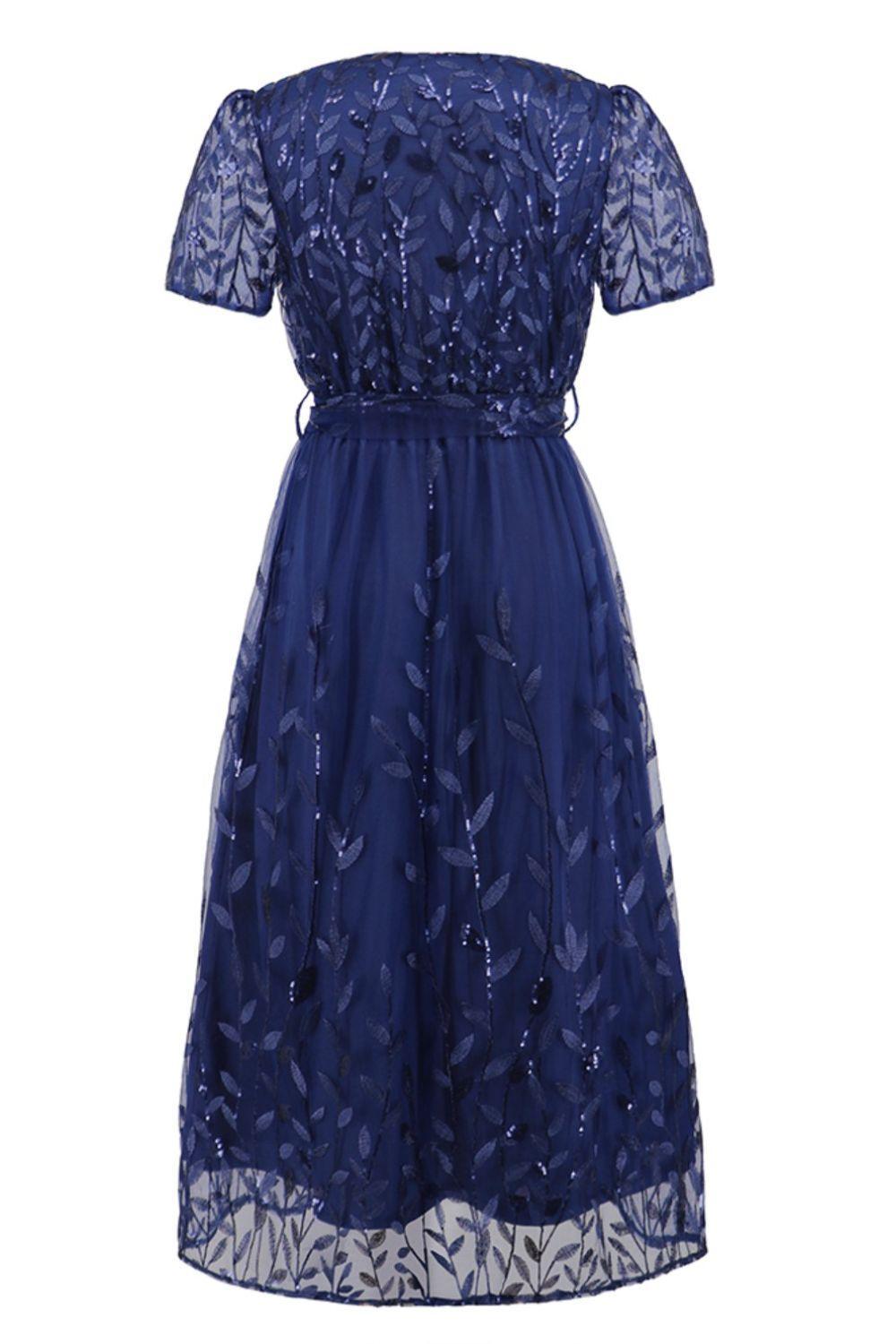 Robe à manches courtes avec broderie de feuilles à sequins et nœud sur le devant
