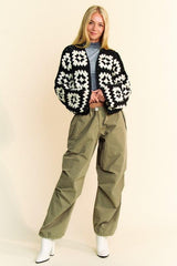 Cardigan ouvert devant carré en crochet à fleurs bicolores de taille standard de Davi &amp; Dani