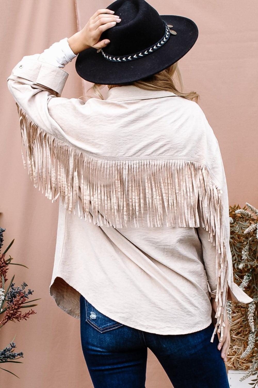 Et le pourquoi de la veste boutonnée à franges dans le dos pleine grandeur
