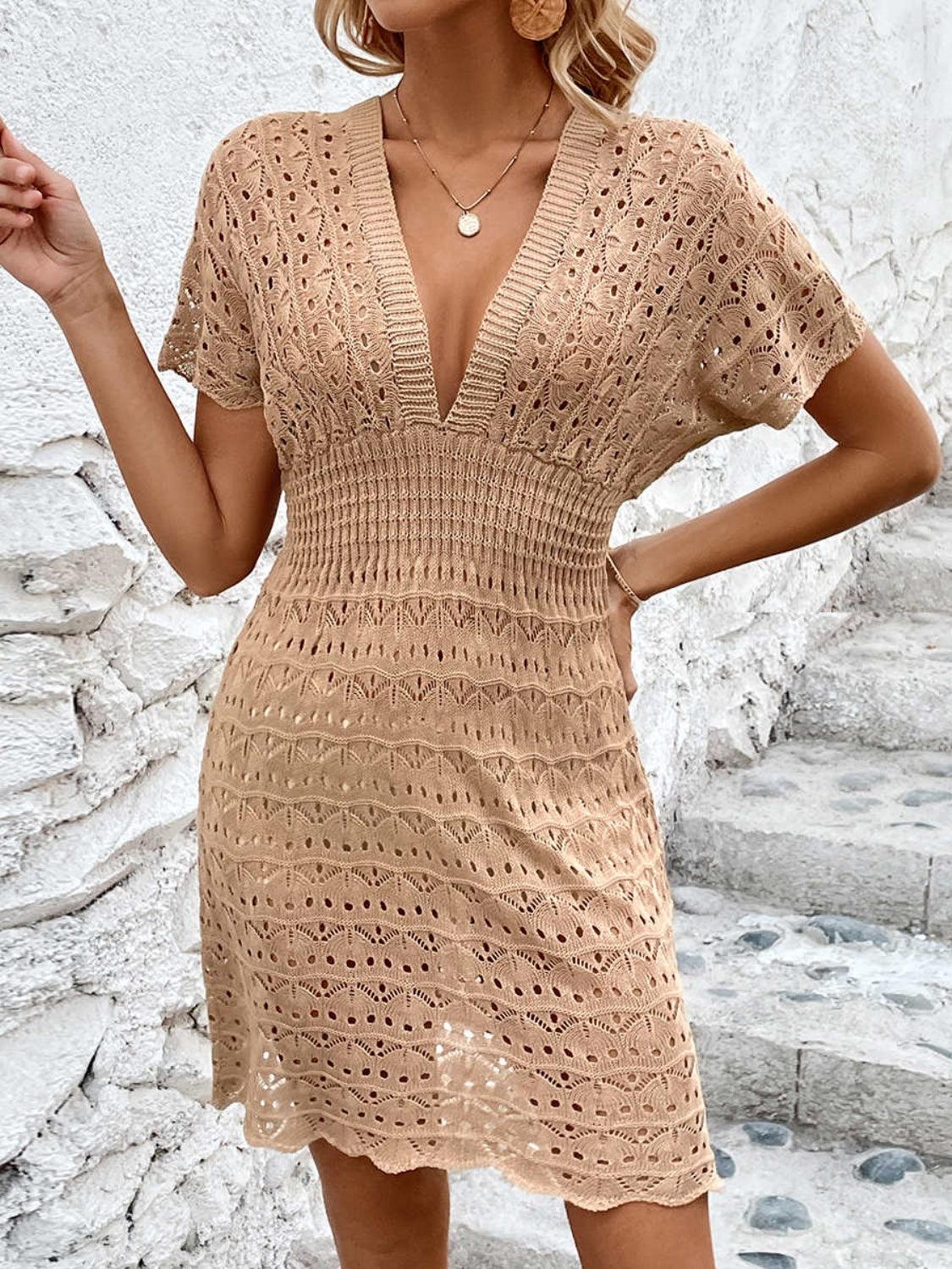 Robe cache-maillot ajourée à manches courtes et décolleté plongeant