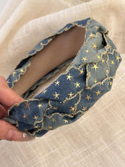 Bandeau large tressé en denim avec étoiles