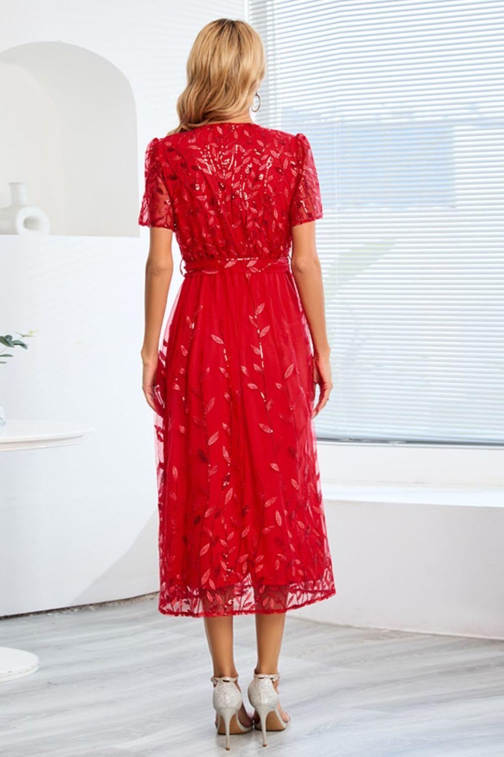 Robe à manches courtes avec broderie de feuilles à sequins et nœud sur le devant